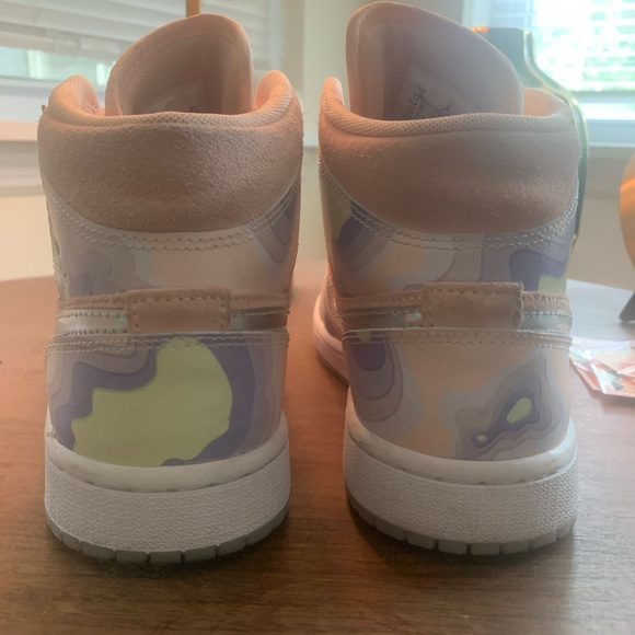 Nike Jordan Women’s Hi Top, fun Multi color - Picture 2 of 4